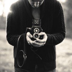 Une personne tenant un appareil photo.