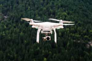 Un drone blanc volant.