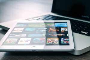 Tablette posé sur une ordinateur portable